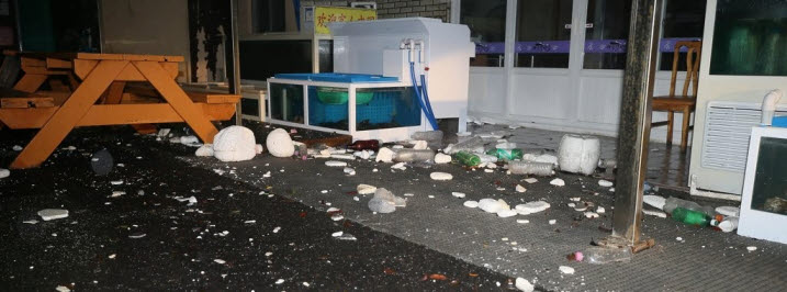  제25호 태풍 '콩레이'가 제주를 강타한 6일 오전 제주시 탑동의 한 식당이 강한 바람에 휩쓸려 온 각종 쓰레기로 인해 피해를 봤다.ⓒ연합뉴스