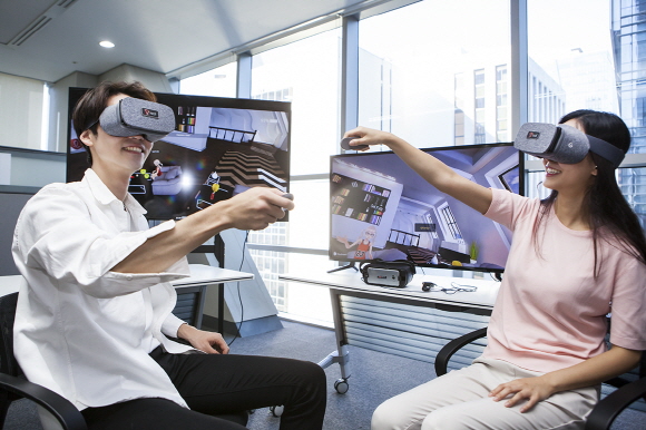 SK텔레콤 홍보 모델들이 '옥수수 소셜 VR' 서비스를 체험하고 있다.ⓒSK텔레콤