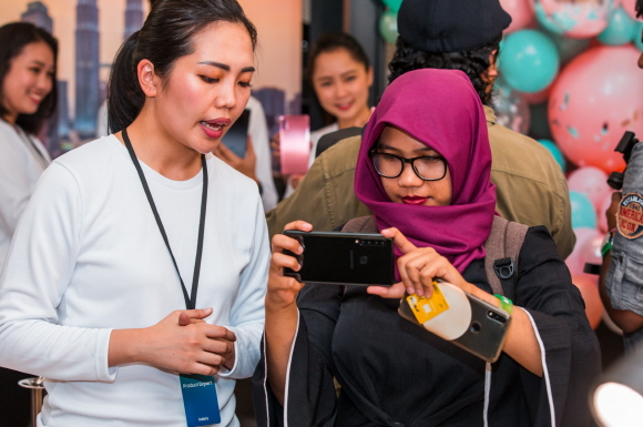 11일(현지시간) 말레이시아 쿠알라룸푸르에서 진행된 'A 갤럭시 이벤트' 참석자들이  '갤럭시 A9'을 체험하고 있다.ⓒ삼성전자