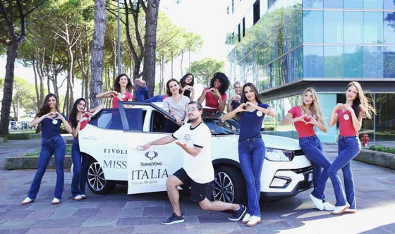 지난달 2018 미스 이탈리아 본선 진출자들과 대회 진행자가 대회 공식차량으로 제공된 티볼리를 배경으로 촬영을 하고 있다.ⓒ쌍용차