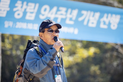 삼양그룹 김윤 회장이 10월 12일 강원도 인제 자작나무숲에서 임직원들과 창립 94주년 기념 산행을 하며 기념사를 발표하는 모습