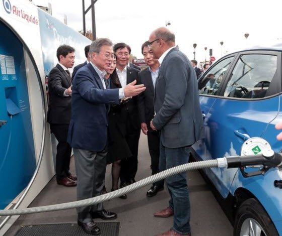 문재인 대통령이 14일(현지시간) 프랑스 파리 알마광장에 있는 수소 충전소를 방문해 수소전기차 '투싼ix35'에 충전 중인 택시 기사와 대화하고 있다.ⓒ연합뉴스