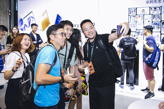 지난 8월 15일(현지시간) 중국 상하이에서 진행된 '갤럭시 노트9' 출시 행사 참석자들이 '갤럭시 노트9'을 체험하고 있다.ⓒ삼성전자