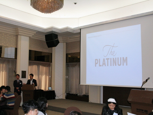 김동욱 쌍용건설 주택사업부 상무가 17일 열린 기자간담회에서 통합 브랜드 '더 플래티넘'에 대해 설명하고 있다.