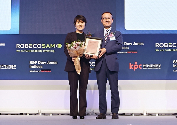 SK이노베이션은 2018 다우존스 지속가능경영지수 국제 컨퍼런스에서 'DJSI 월드' 등급을 수상했다.[사진제공=SK이노베이션]