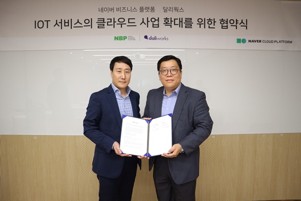 김경영 NBP 상무(왼쪽)와 이순호 달리웍스 대표가 사물인터넷 중심의 클라우드 사업 협력을 위한 업무협약을 체결하고 기념사진을 찍고 있다. ⓒ네이버