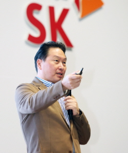 최태원 SK 회장이 19일 제주 디아넥스호텔에서 New SK를 위한 '딥 체인지 실행력 강화'를 주제로 열린 CEO 세미나에서 
