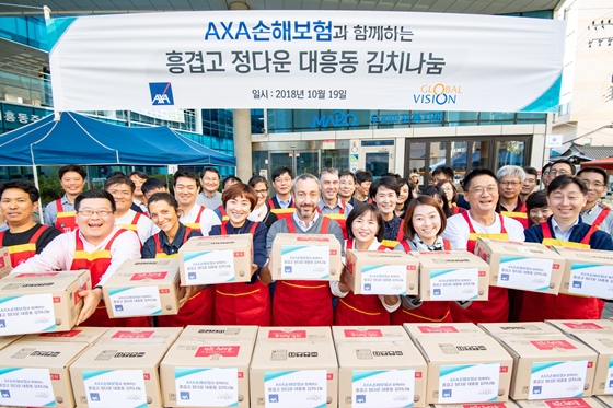 19일 AXA손해보험 임직원 80명이 서울시 마포구 대흥동 주민센터를 찾아 동절기 취약가정이 따뜻하게 겨울을 날 수 있도록 김치 1000kg을 직접 담가 전달했다.ⓒAXA손해보험