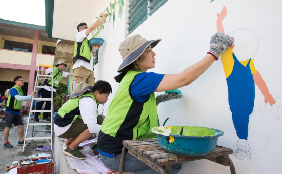 필리핀 다바오 시(Davao City)에서 LIG넥스원 직원들이 현지 주거환경 개선을 위한 봉사활동을 진행하고 있다. [사진=LIG넥스원]