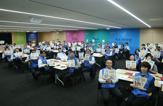 신한카드는 '신한카드 아름인 자원봉사 대축제'의 첫 번째 활동인 '아름인 드림(DREAM) 컬러링북 만들기'를 28일 서울 을지로 소재 본사에서 실시했다.ⓒ신한카드