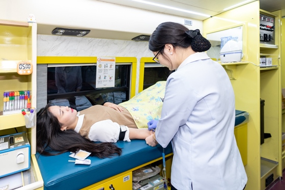애큐온저축은행 직원이 30일 서울 본점 영업점에 마련된 헌혈버스에서 헌혈을 실시하고 있다.ⓒ애큐온저축은행