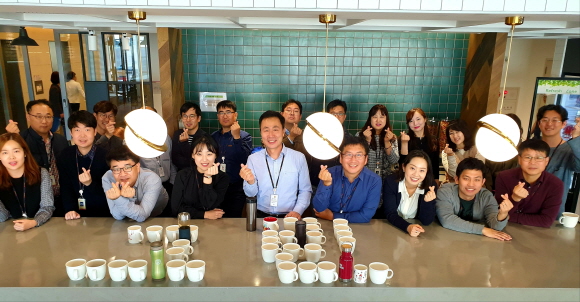 지난 2일 서울 종로구 SK서린빌딩에서 친환경 캠페인에 참여한 SK구성원들이 텀블러와 머그컵으로 '그린'이라는 글자를 만든 뒤 촬영하고 있다.ⓒSK
