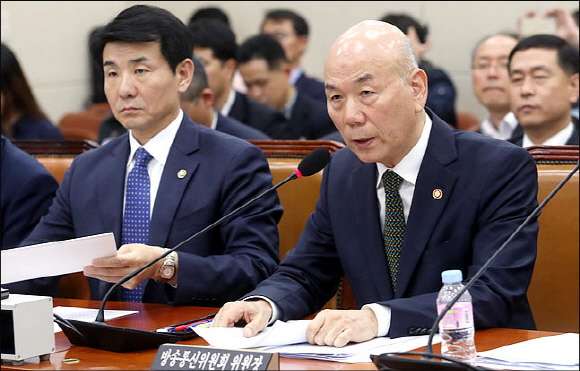 이효성 방송통신위원회 위원장이 지난달 11일 국회에서 열린 국회 과학기술정보방송통신위원회의 방송통신위원회 등의 국정감사에서 의원들의 질의에 답변하고 있다.ⓒ데일리안 박항구 기자