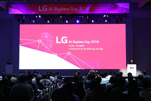 8일 LG사이언스파크에서 계열사별 인공지능·빅데이터 활용 사례를 공유하는 'LG AI Bigdata Day' 행사장에서 안승권 LG사이언스파크 사장이 인사말을 하고 있다 ⓒLG