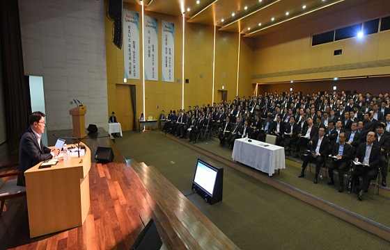 최정우 포스코 회장(왼쪽)이 지난 5일 인천 송도에서 열린 경영개혁 실천대회에서 그룹임원들에게 '기업시민 포스코'의 정신을 강조하고 있다.ⓒ포스코