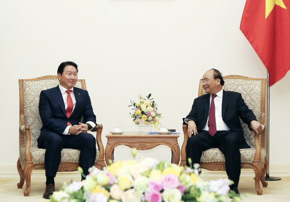 최태원 회장이 11월8일 베트남 하노이 총리 공관에서 응웬 쑤언 푹(Nguyen Xuan Phuc) 베트남 총리를 만났다. 국영기업 민영화 참여 등 다양한 주제에 대해 면담했다. [사진=SK]