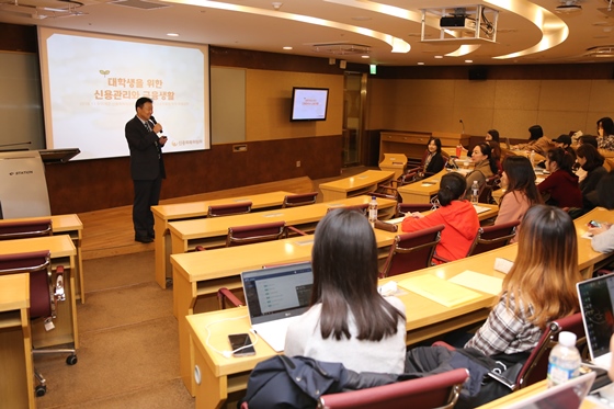 이계문 신용회복위원회 위원장이 9일 서울대학교 생활과학대학에서 신용관리 강연을 실시하고 있다.ⓒ신용회복위원회
