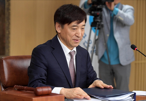 이주열 한국은행 총재가 BIS 정례 총재 회의에 참석한다. ⓒ EBN