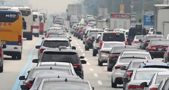 11월 두 번째 주말인 10일 전국 고속도로는 단풍 나들이 차량이 몰려 혼잡하겠다.ⓒ연합뉴스