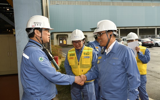 최정우 포스코 회장이 지난달 26일 광양제철소 협력사 작업 현장을 찾아 직원들의 애로사항을 청취하고 안전 조업을 당부했다.ⓒ포스코