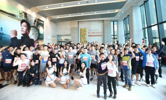한화생명은 11일 서울 여의도 63빌딩에서 'Lifeplus 한화생명 63계단 오르기' 대회를 열었다. ⓒ한화생명