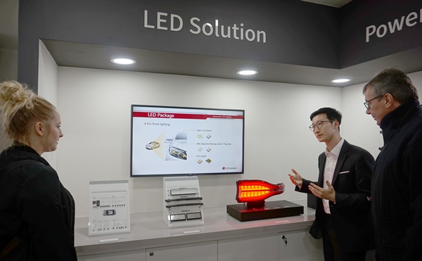 LG이노텍 직원이 세계 최대 부품전문 전시회 ‘일렉트로니카 (Electronica) 2018’에서 관람객에게 차량용 LED를 소개하고 있다. ⓒLG이노텍