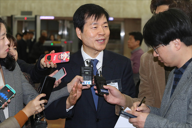 삼성바이오로직스의 분식회계 혐의와 관련해 금융위원회 산하 증권선물위원회의 최종 결론이 나올 예정인 14일 오전 서울 세종대로 정부서울청사에서 김태한 삼성바이오로직스 대표이사가 회의에 참석하기 전 취재진의 질문에 답변하고 있다. ⓒ데일리안 포토