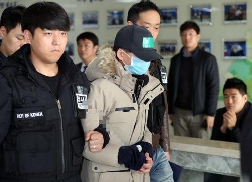 '인천 중학생 추락사' 가해자 B군의 구속 당시 모습. ⓒ연합
