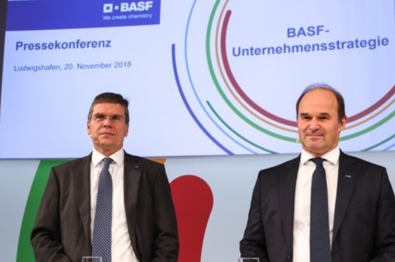 바스프(BASF)가 11월 20일 독일 루트비히스하펜에서 중장기 사업 전략을 발표했다. 마틴 브루더뮐러(Martin Brudermüller.右) 바스프 그룹 이사회 회장과 한스 울리히 엥겔(Hans-Ulrich Engel) 최고재무책임자(CFO)가 발표하는 모습 [사진=연합]