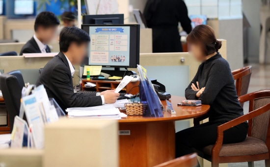 가계 빚이 사상 처음으로 1500조원을 넘어섰다. 사진은 21일 오후 서울 시내 한 은행의 대출 상담 창구 모습. ⓒ 연합