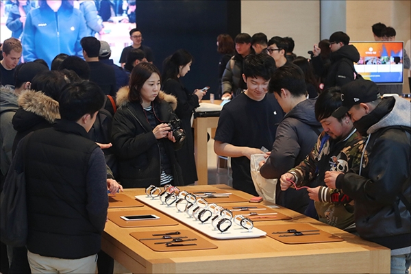 애플 신제품 아이폰 Xs와 아이폰 Xs맥스, 아이폰 XR 등이 국내 정식 출시된 지난 2일 오전 서울 강남구 애플 가로수길 매장에서 고객들이 신제품을 살펴보고 있다. ⓒ데일리안