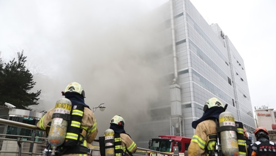 24일 오전 지하통신구에서 화재가 발생한 서대문구 충정로의 KT 아현빌딩 일대가 화재 연기에 싸여 있다.ⓒ연합뉴스