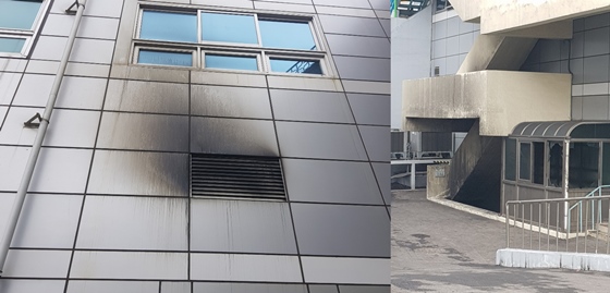 KT 아현지사 건물 오른쪽 측면과 왼쪽 측면. 오른쪽 측면은 1~2층 사이 환풍구에 검은색 그을음이 묻어 있었으며, 왼쪽 측면에서는 지하 통로로부터 검게 탄 흔적이 보인다.ⓒEBN 강승혁 기자
