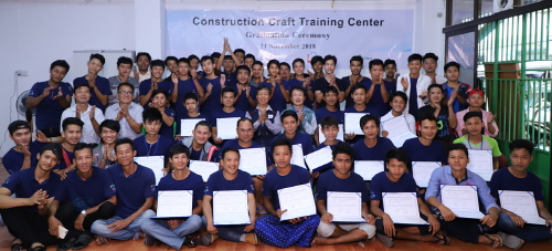 포스코건설이 지난 21일 미얀마 양곤에 위치한 건설기능직업훈련소에서 건설기능교육 수료식을 가졌다.ⓒ포스코건설