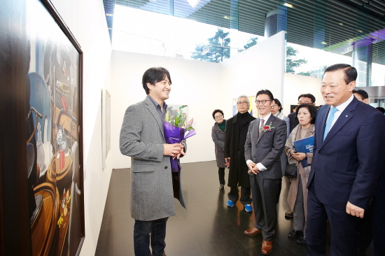 26일 을지로 기업은행 본점 로비에서 열린 'IBK기업은행 신진작가 공모대전' 전시회에서 김도진 기업은행장(오른쪽 끝)이 수상 작가들과 함께 전시회를 관람하며 작품설명을 듣고 있다. ⓒ IBK기업은행