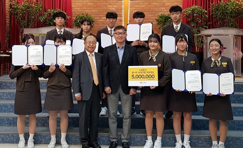 노랑풍선 관계자가 서울관광고등학교에 '관광인재 육성'을 위한 장학금 을 전달하고 있다. ⓒ노랑풍선