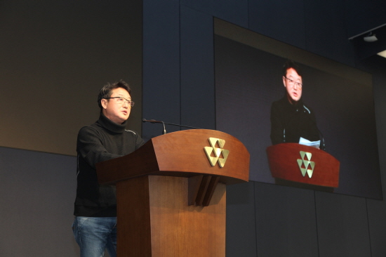 28일 오전 서울 마곡동 코오롱원앤온리타워에서 자신의 퇴임을 밝히고 있는 코오롱그룹 이웅열 회장
