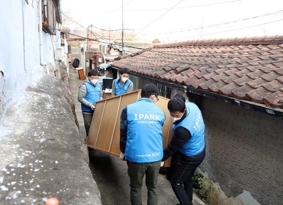 HDC현대산업개발 임직원이 용산구 청파동 일대 노인 가정을 방문해 주거환경을 개선하는 봉사활동을 진행했다. ⓒHDC현대산업개발