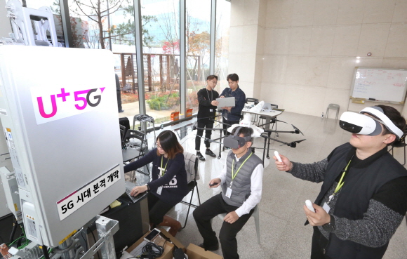 LG유플러스 마곡 사옥에서 직원들이 5G VR 및 드론을 체험하고 있는 모습.ⓒLG유플러스