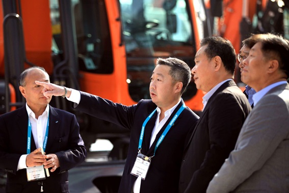 박정원 두산그룹 회장(왼쪽에서 두번째)이 29일 중국 상하이에서 열리고 있는 아시아 최대 건설기계 전시회 바우마 차이나 현장을 찾아 두산인프라코어 최신 건설장비가 전시된 야외 전시장을 둘러보고 있다.ⓒ두산그룹 