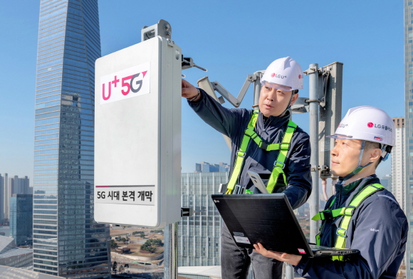 LG유플러스 직원들이 5G 전파 발사에 앞서 인천 송도에 구축된 5G 기지국을 최종 점검하고 있다.ⓒLG유플러스