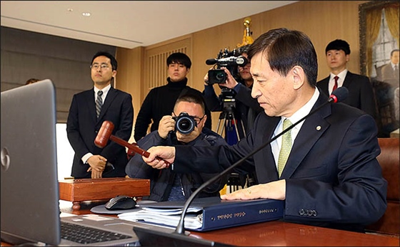 이주열 한국은행 총재가 11월 30일 서울 중구 한국은행 본관에서 열린 금융통화위원회에 참석해 의사봉을 두드리고 있다.ⓒEBN DB