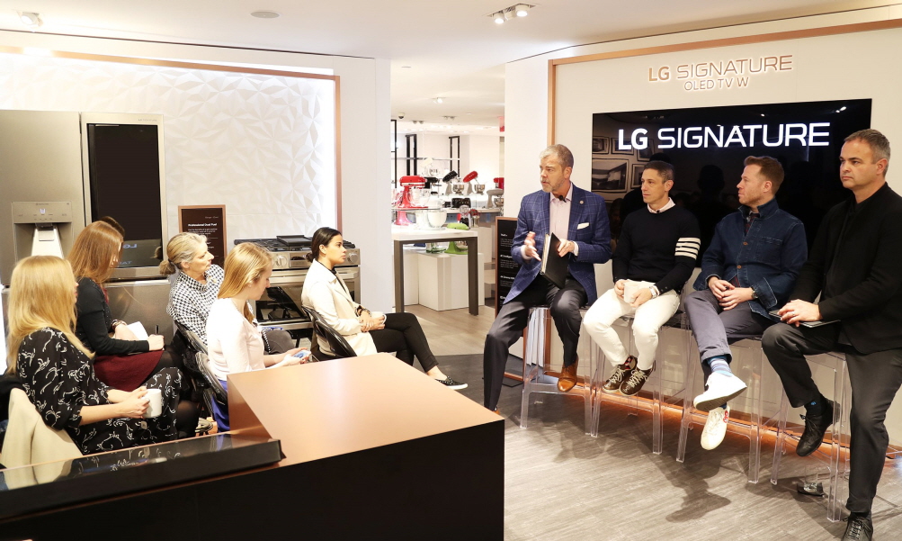 유명 디자이너들이 블루밍데일스 백화점에 새롭게 오픈한 LG 시그니처 매장에서 쇼핑객들에게 LG 시그니처의 아름다움을 소개하고 있다. 사진 오른쪽부터 영국 설치미술가 '제이슨 브루지스(Jason Bruges)', 블루밍데일스 홈 패션 디렉터 '조 웨이너(Joe Weiner)', 미국 유명 디자이너 '조나단 애들러(Jonathan Adler)'ⓒLG전자 