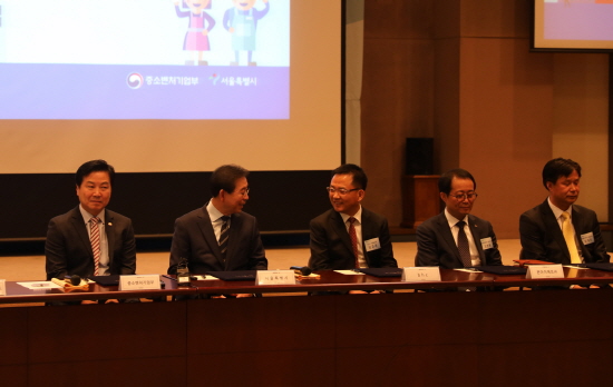 박원순 서울시장(왼쪽 2번째)과 임금옥 bhc 대표이사(왼쪽 3번째)가 대화를 나누고 있다.