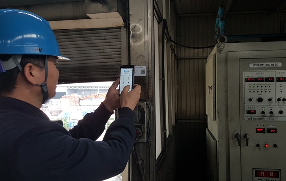 설비담당자가 '정비통' 앱에 접속해 현장에서 설비를 점검 하고 있다.ⓒ포스코ICT
