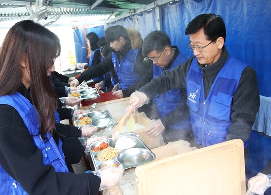 한국주택금융공사는 6일 부산시 동구 부산진역 무료급식소에서 무료급식 나눔 봉사활동을 펼쳤다. 이정환 주택금융공사 사장(오른쪽 첫번째)과 보금자리봉사단이 무료급식 봉사활동을 하고 있다.ⓒ주택금융공사