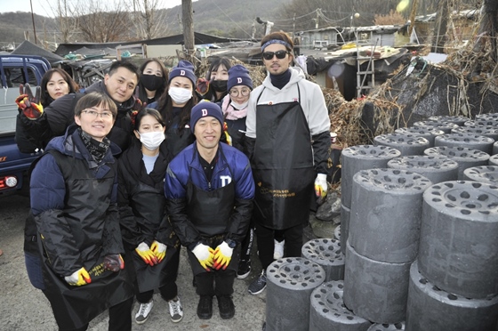 두산베어스 오재원 선수(사진 가장 오른쪽)와 애큐온캐피탈 및 애큐온저축은행 임직원, 두산베어스 팬들이 6일 서울 강남구 구룡마을 일대에서 저소득 가정에게 연탄 7000장을 배달하는 '사랑의 연탄나눔' 행사에 참여한 뒤 기념촬영을 하고 있다.ⓒ애큐온캐피탈, 애큐온저축은행