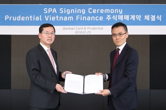 임영진 신한카드 사장(왼쪽)과 윌슨 궉 PCA 최고전략책임자가 참석한 가운데 베트남 푸르덴셜소비자금융 인수 계약을 체결했다.ⓒ신한금융그룹