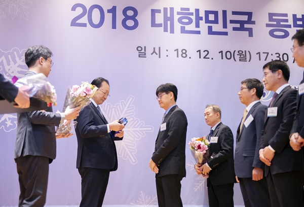 10일 저녁 서울 더케이호텔에서 열린 '2018 대한민국 동반성장 기업 대상 시상식'에서 '동반성장지수 최우수 기업'으로 선정된 임동아 네이버 리더가 최우수 기업상을 수상하고 있다. ⓒ네이버