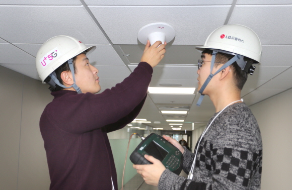 LG유플러스 직원들이 신축 건물에 5G 인빌딩 안테나를 설치하고 있다.ⓒLG유플러스